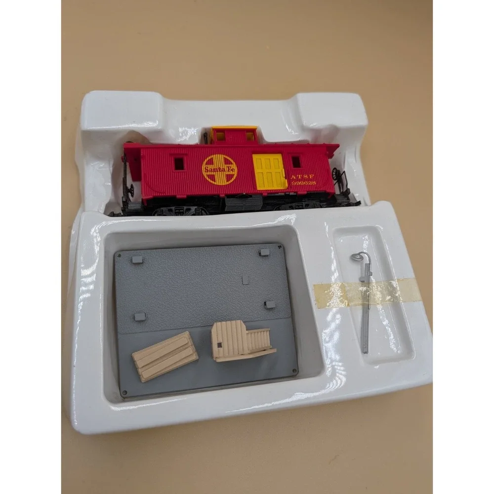 Bachmann HO Lot 2 #1428 Operating Caboose Pick-Platform & #1434 Cattle Crossing